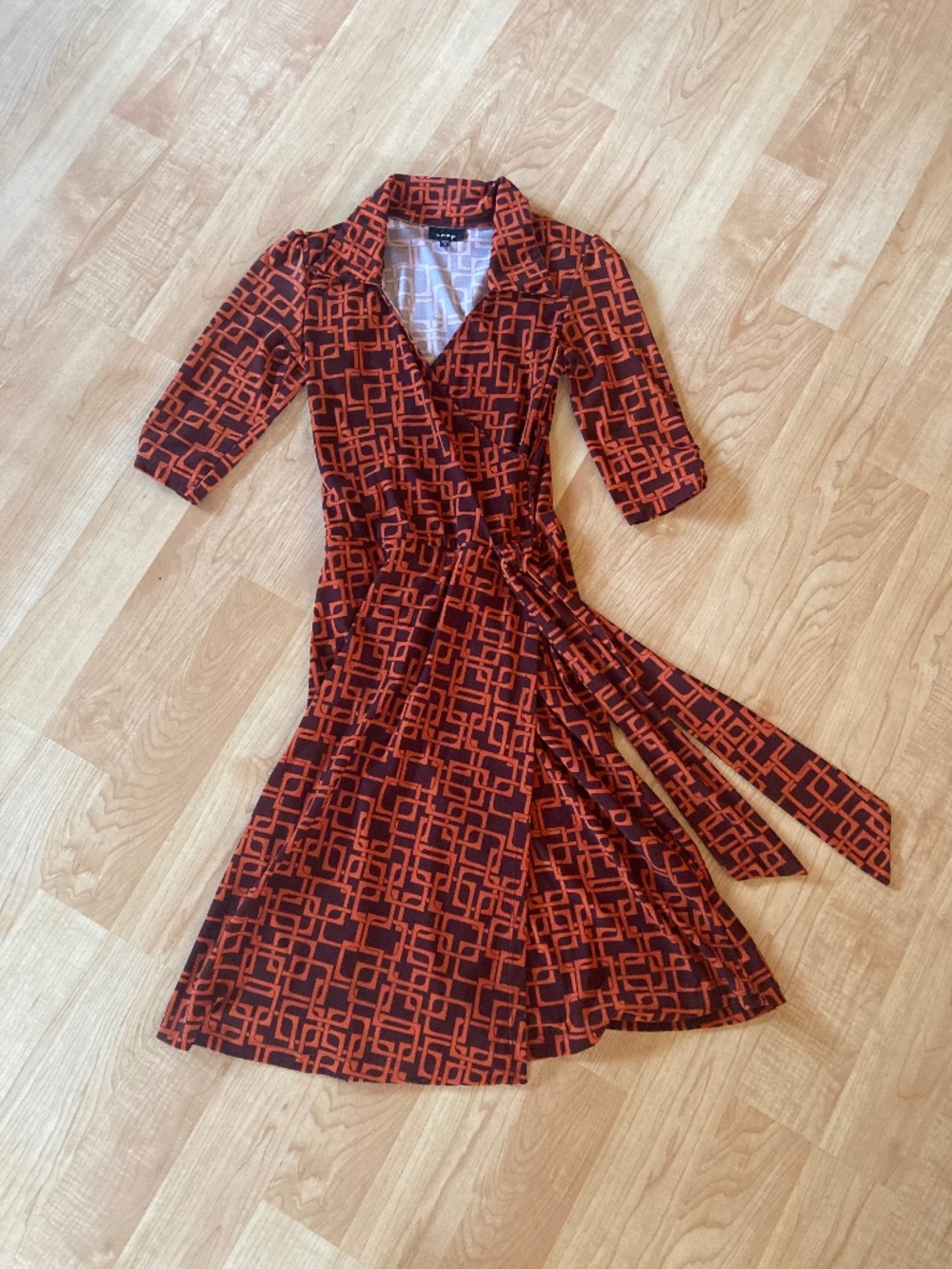 Retro, fitted “wrap” dress size small geometric print